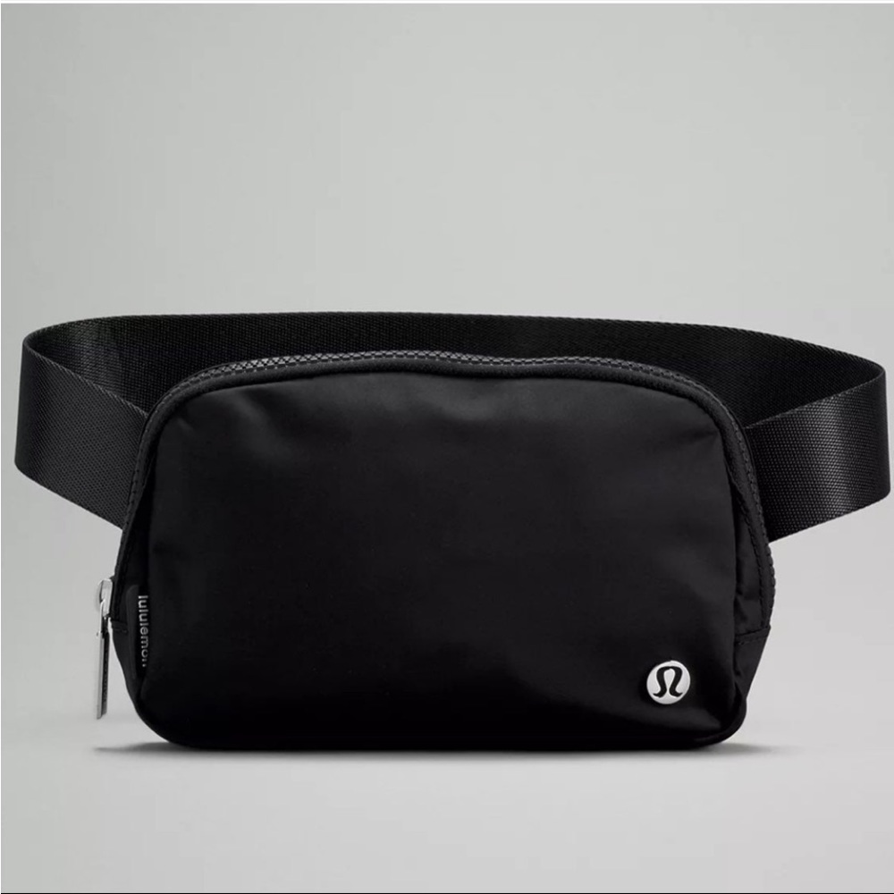 Lululemon Everywhere Belt bag, so cute! ❤️❤️❤️❤️❤️❤️❤️ black
